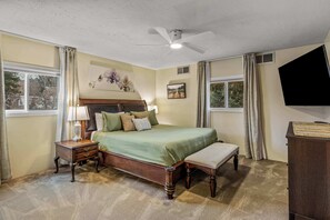 4 bedrooms, desk, iron/ironing board, free WiFi - Leif's Downtown Haus-Hot Tub-Games-Pet Friendly (Steamboat Springs)