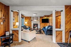 Smart TV, fireplace, table football, offices - Leif's Downtown Haus-Hot Tub-Games-Pet Friendly (Steamboat Springs)