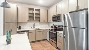 Réfrigérateur, table de salle à manger