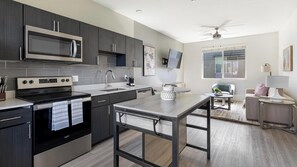 Réfrigérateur, tables à manger