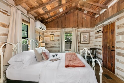 Sycamore Cabin | 1/1 + Loft, Mini Kitchen, Grill, Hill Country Ambience