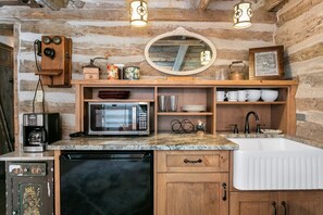 Kühlschrank, Mikrowelle, Wasserkocher mit Kaffee-/Teezubehör