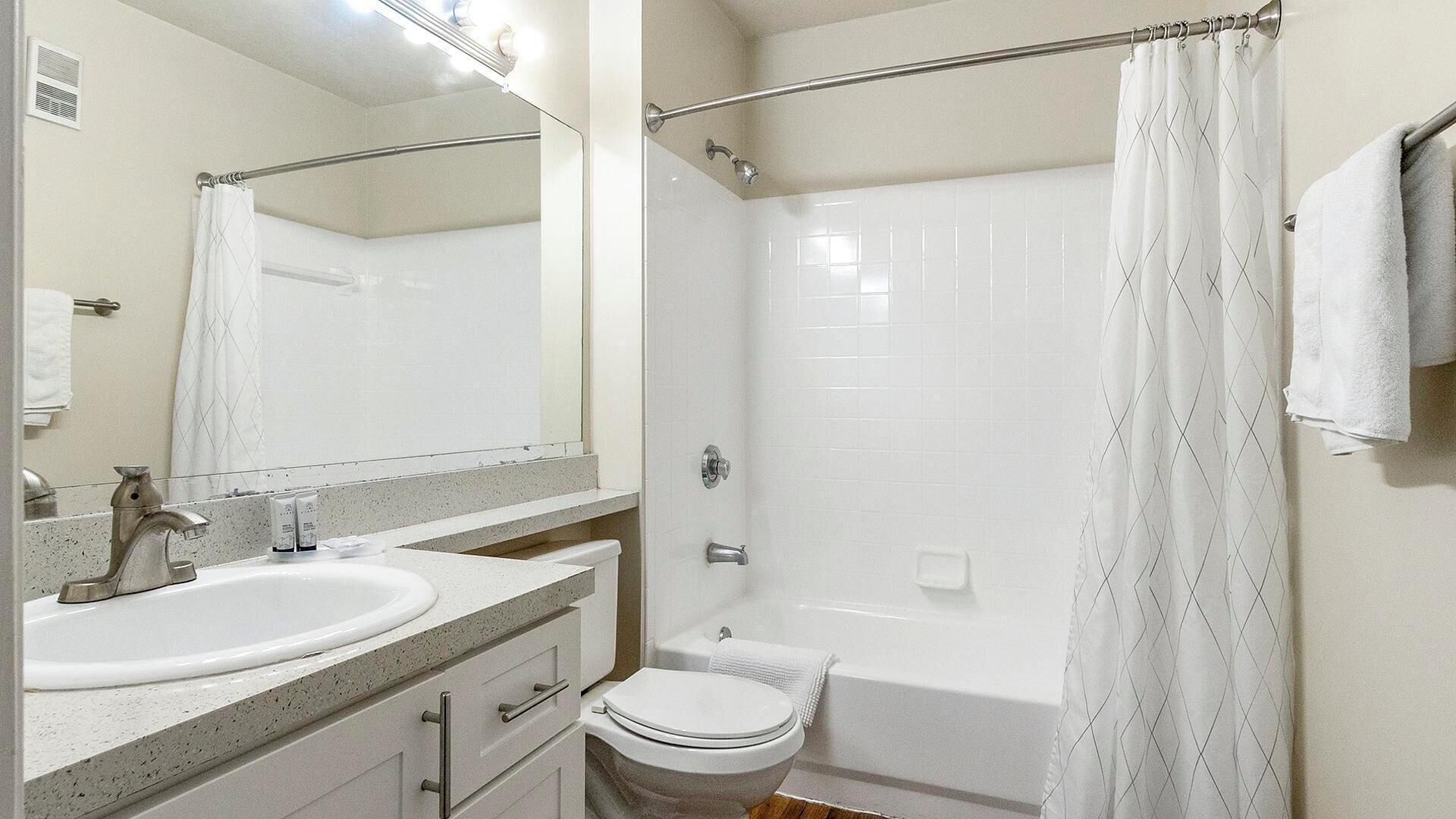 Un baño con dos lavamanos, un inodoro y una ducha.