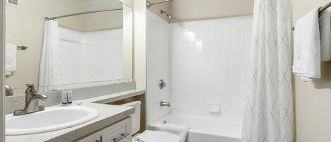 Un baño con dos lavamanos, un inodoro y una ducha.