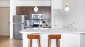 Réfrigérateur, tables à manger