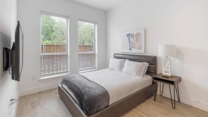 1 slaapkamer, een bureau, een strijkplank/strijkijzer, wifi