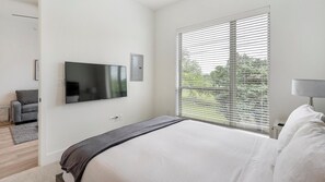 1 bedroom, desk, iron/ironing board, WiFi - Landing | Stylish 1BD, Gym, Clubhouse (Denton)