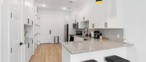 Réfrigérateur, tables à manger