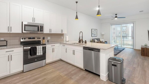 Refrigerador y comedor 