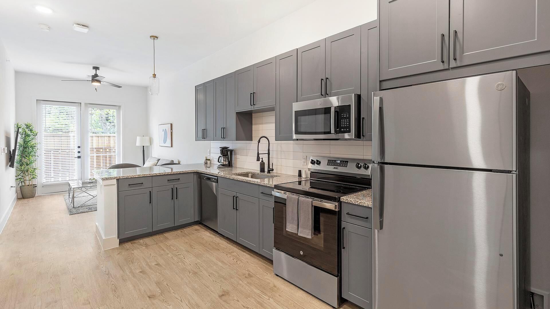 Jääkaappi, ruokailupöytä