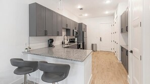 Réfrigérateur, table de salle à manger