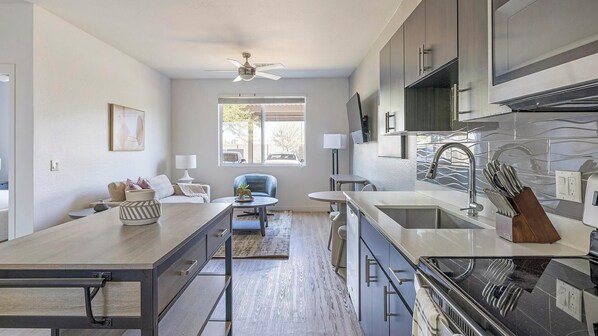 ثلاجة، مائدة طعام