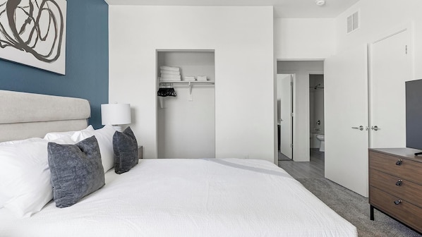 2 bedrooms, desk, iron/ironing board, WiFi