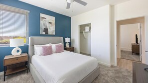 2 室のベッドルーム、デスク、アイロン / アイロン台、WiFi