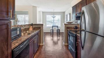 Réfrigérateur, tables à manger