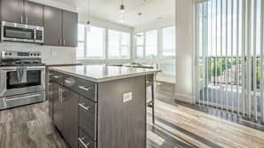 Een koelkast, eettafels