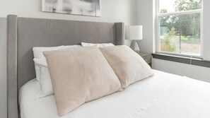 1 slaapkamer, een bureau, een strijkplank/strijkijzer, wifi