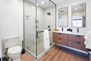 Douche, sèche-cheveux, serviettes fournies, papier toilette