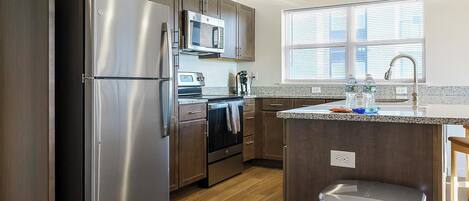 冷蔵庫、ダイニングテーブル