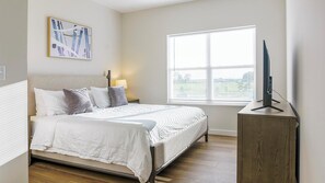 2 bedrooms, desk, iron/ironing board, WiFi - Landing | Spectacular 2BD, Courtyard, Pool (Indianapolis)