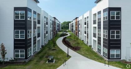 Landing | Chic 2BD, Clubhouse, Courtyard