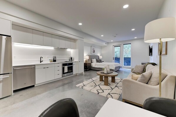 Desk, iron/ironing board, WiFi, bed sheets