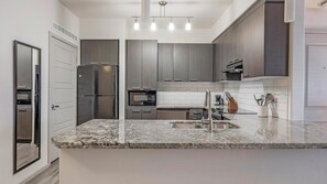 Refrigerador y comedor 