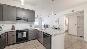 冷蔵庫、ダイニングテーブル