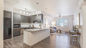 Refrigerador y comedor 