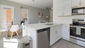 Kylskåp och matbord