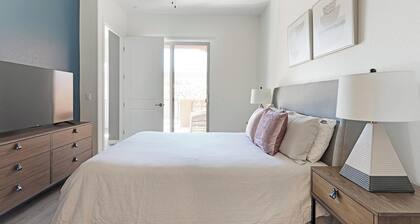 Landing | Chic 2BD, Pool