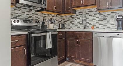 Landing | Modern 2BD, Pool, Gym