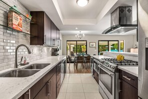 ثلاجة، ميكروويف، فرن، موقد طهي مسطح