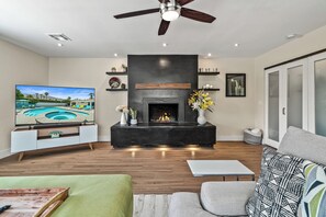 تلفزيون ذكي، مدفأة، مكتب، شاشة كمبيوتر