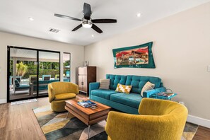 Smart-tv, een open haard, een kantoor en een computerscherm