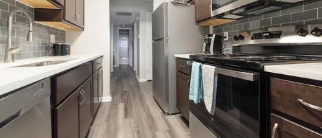 ثلاجة، مائدة طعام