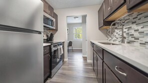 冷蔵庫、ダイニングテーブル