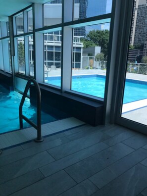 Outdoor pool - Water front condo/ripleys/scotia centre (Toronto)