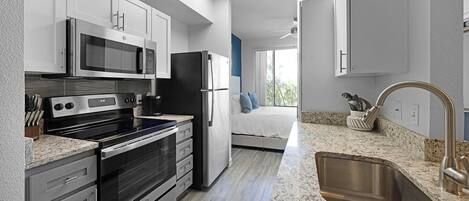 Jääkaappi, ruokailupöytä