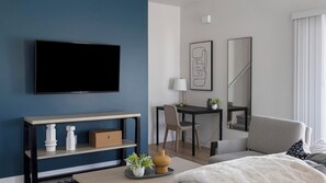 1 slaapkamer, een bureau, een strijkplank/strijkijzer, wifi