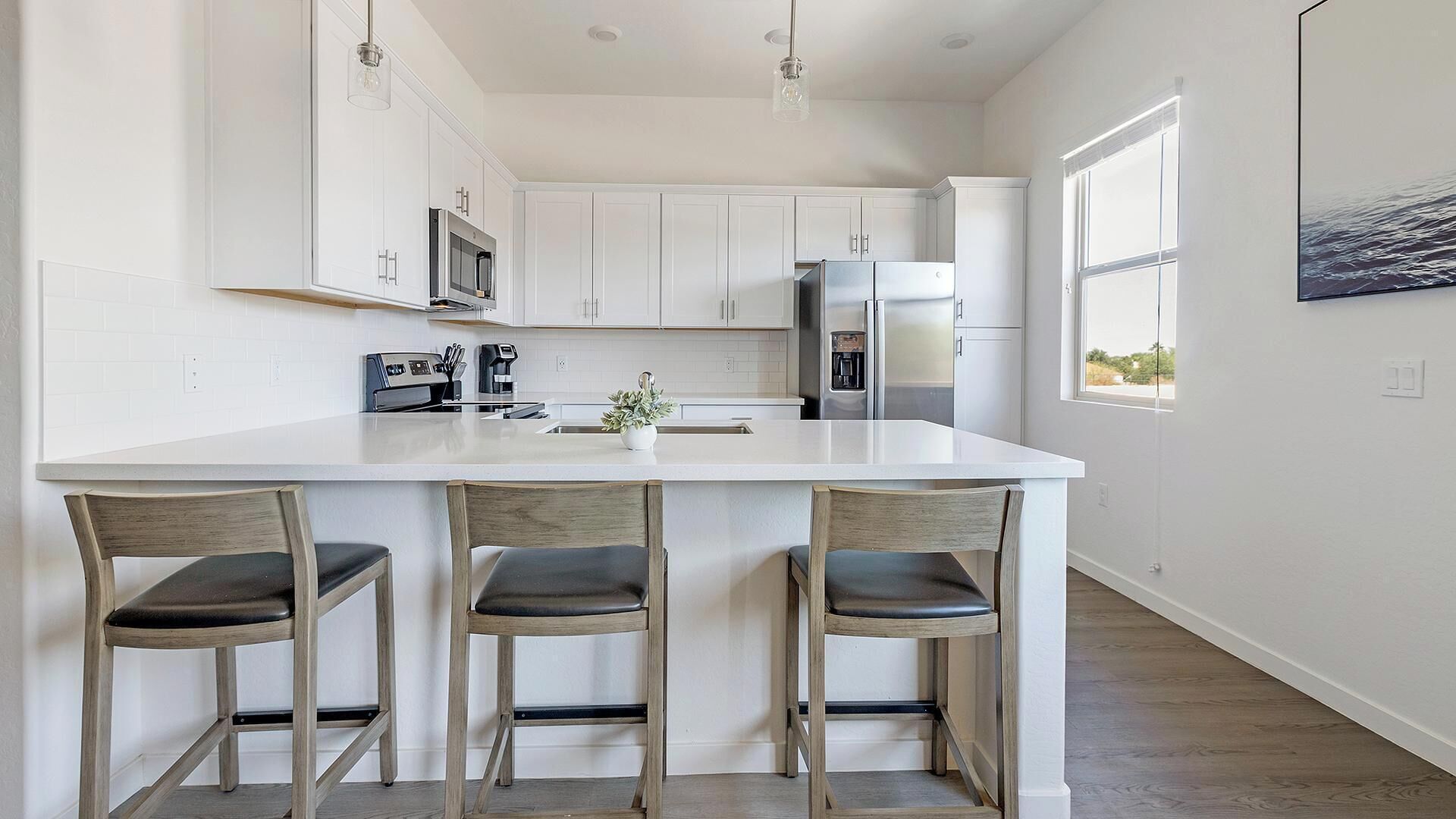 ثلاجة، مائدة طعام