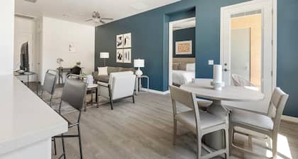 Landing | Spectacular 2BD, Pool