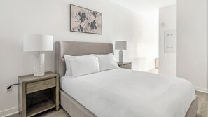 Escrivaninha, ferros/tábuas de passar roupa, Wi-Fi, roupa de cama