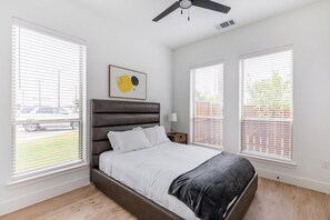 3 habitaciones, escritorio, tabla de planchar con plancha y wifi
