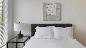 Een bureau, een strijkplank/strijkijzer, wifi, beddengoed