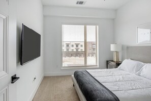 1 bedroom, desk, iron/ironing board, WiFi - Landing | Incredible 1BD, Gym, Pool (Denton)