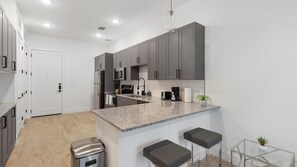 Refrigerador, mesa de comedor