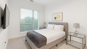 1 dormitorio, escritorio, tabla de planchar con plancha y wifi