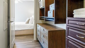 Escrivaninha, ferros/tábuas de passar roupa, Wi-Fi, roupa de cama