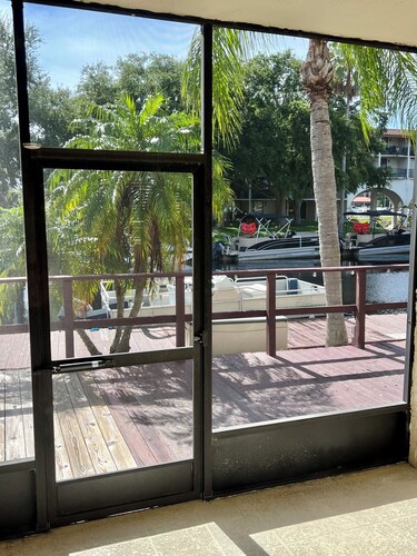 Charming 1-bedroom 1 Bath, 2 Beds Villa in Palm Harbor with AC Waterfront Lake